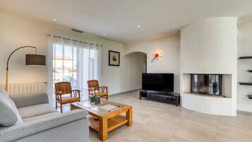 TV, fireplace, ping pong