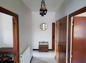 Interior - Gîte Les Rosiers: private terrace, private garden and balcony (Nauviale)