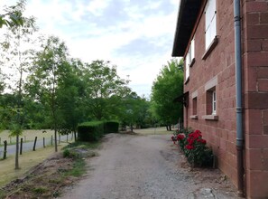 Property grounds - Gîte Les Rosiers: private terrace, private garden and balcony (Nauviale)