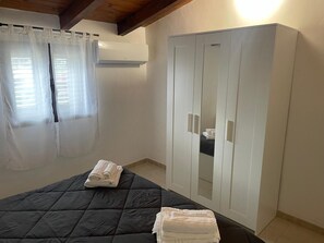 Room - Apartment 'Trifamiliare Garden - Conchiglia' with Private Terrace, Wi-Fi and Air Conditioning (Agnone)