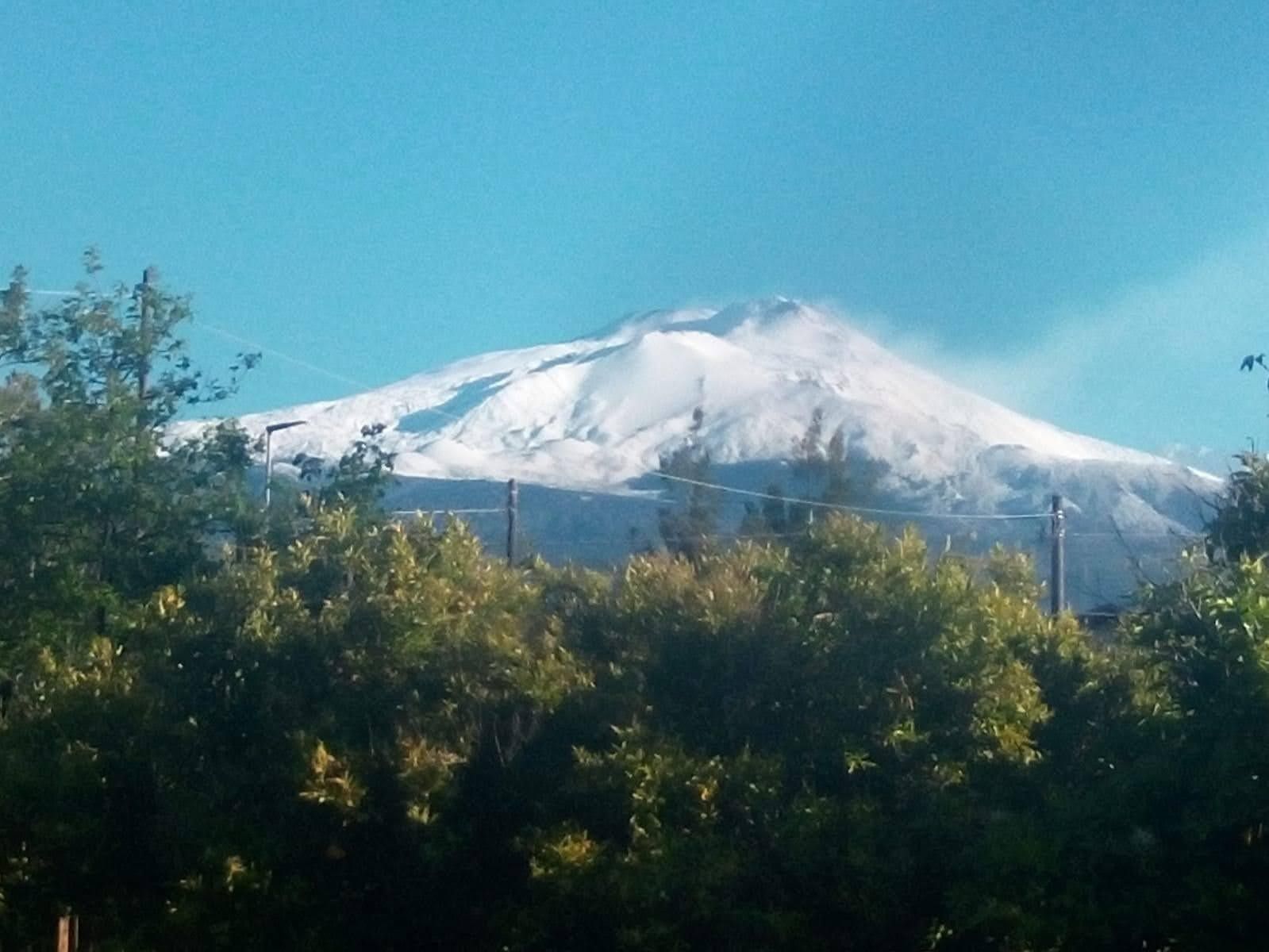 Une montagne enneigée sous un ciel dégagé.