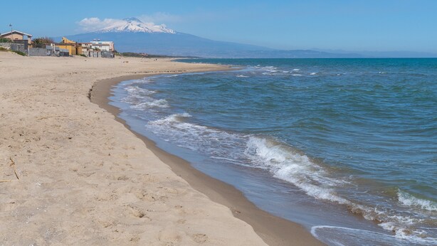 A beach with a mountain in the background, clear skies, and calm sea. - Seaside Apartment 'Trifamiliare Garden - Conchiglia' with Private Terrace, Wi-Fi & AC (Agnone)