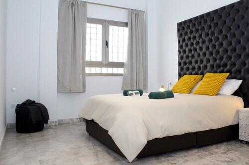 Holiday Home 'Spacious Apartment in Triana' with Wi-Fi and Air Conditioning