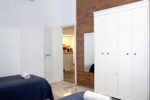 2 habitaciones, tabla de planchar con plancha, wifi y ropa de cama 
