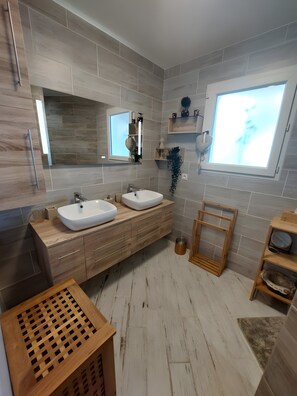 A modern bathroom with two sinks, a large mirror, and a window. - Venetian-Style Guest Room 24 m² with Mountain View, Wi-Fi, Air Conditioning (Égliseneuve-près-Billom)