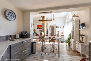 Dining - Venetian-Style Guest Room 24 m² with Mountain View, Wi-Fi, Air Conditioning (Égliseneuve-près-Billom)