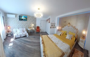Room - Venetian-Style Guest Room 24 m² with Mountain View, Wi-Fi, Air Conditioning (Égliseneuve-près-Billom)