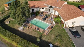 Exterior - Venetian-Style Guest Room 24 m² with Mountain View, Wi-Fi, Air Conditioning (Égliseneuve-près-Billom)