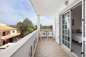 Property grounds - Apartment 'Galego C' with Shared Pool, Shared Garden and Wi-Fi (Olhos de Água)