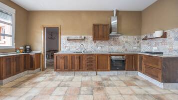 Frigorífico, microondas, placa de cocina y utensilios de cocina