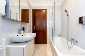 Douche, sèche-cheveux, serviettes fournies