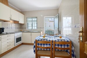Fridge, microwave, oven, stovetop - Apartment 'Galego A' with Shared Pool, Shared Garden and Wi-Fi (Olhos de Água)