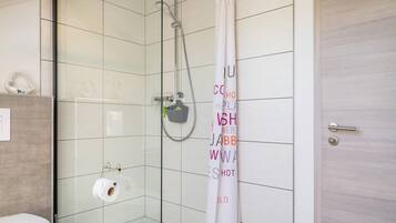 Dusche, Haartrockner, Handtücher