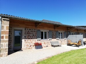 Exterior - Holiday Home “Gîte Les Tourettes” with Shared Pool, Private Terrace and Wi-Fi (Nauviale)