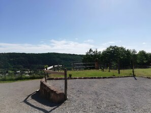 Property grounds - Holiday Home “Gîte Les Tourettes” with Shared Pool, Private Terrace and Wi-Fi (Nauviale)