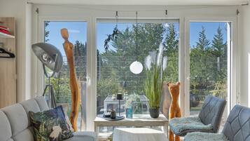 Un salon moderne comprenant un canapé, un fauteuil et une table agrémentée d’objets décoratifs.