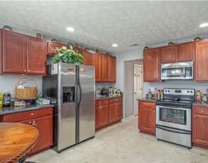 Private kitchen - Spacious 6-bedroom3.1/2bath house in tranquil Fairburn with AC (Fairburn)