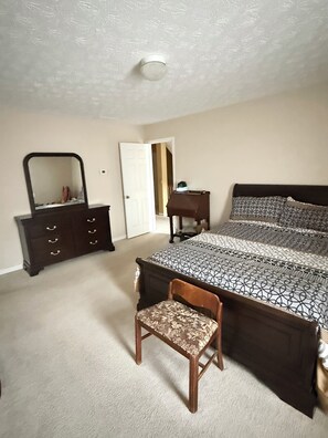 6 bedrooms, iron/ironing board, WiFi, bed sheets - The Oriole in Fairburn,Ga. (Fairburn)