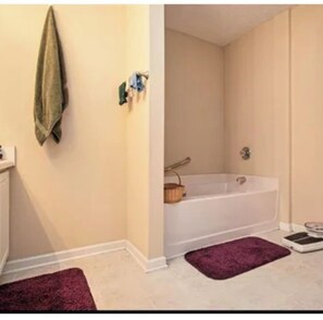 Bathroom - Spacious 6-bedroom3.1/2bath house in tranquil Fairburn with AC (Fairburn)