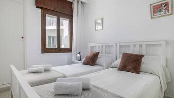 2 dormitorios, tabla de planchar con plancha, ropa de cama