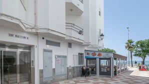 A building with a sign reading 'EDF MARITIMO B' and a restaurant named 'Cia Rita' with outdoor seating. - Apartment 'Marítimo' with Sea Views and Private Terrace (Barbate)