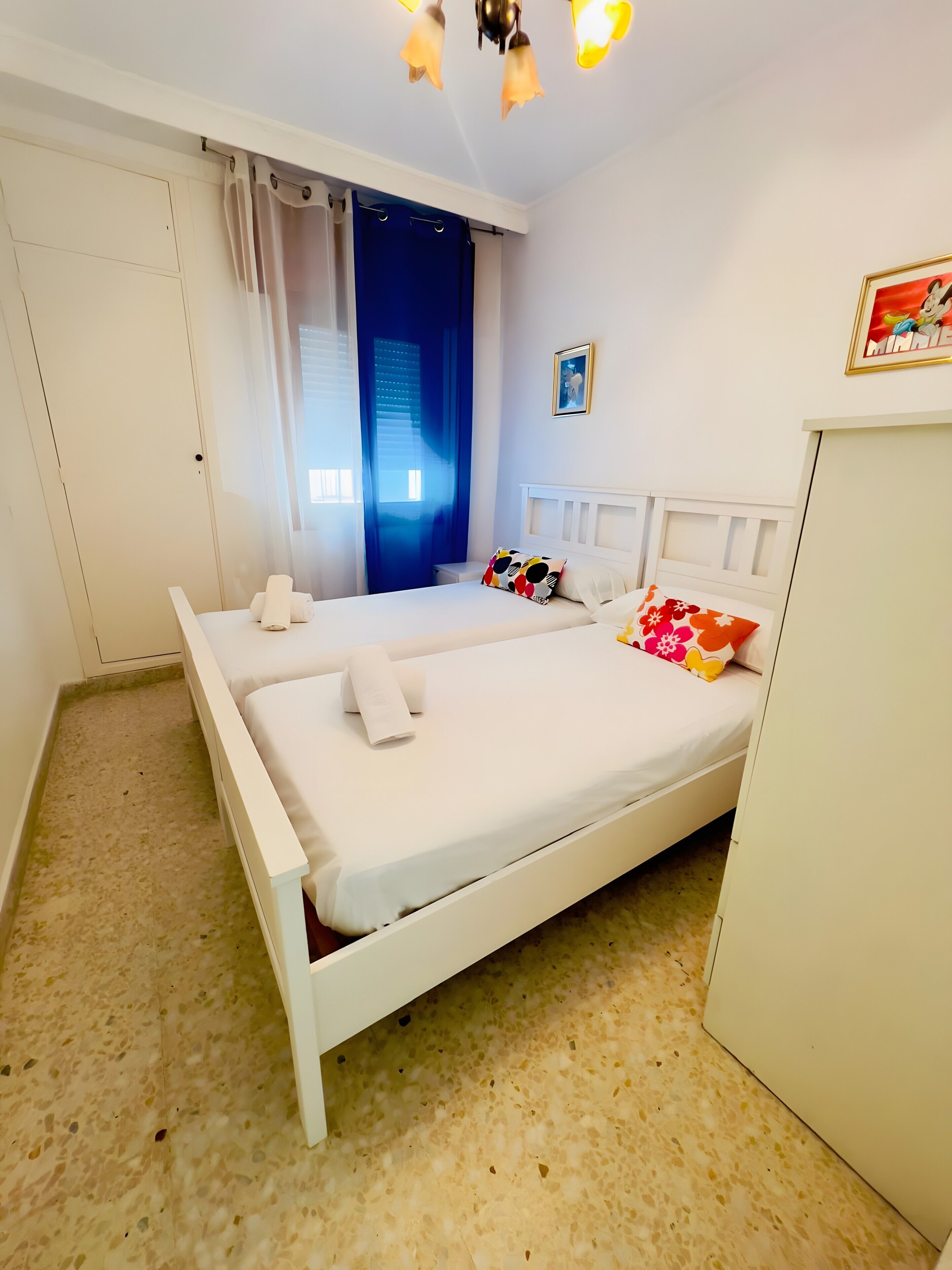 2 habitaciones, tabla de planchar con plancha y ropa de cama 