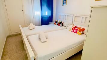 2 habitaciones, tabla de planchar con plancha y ropa de cama