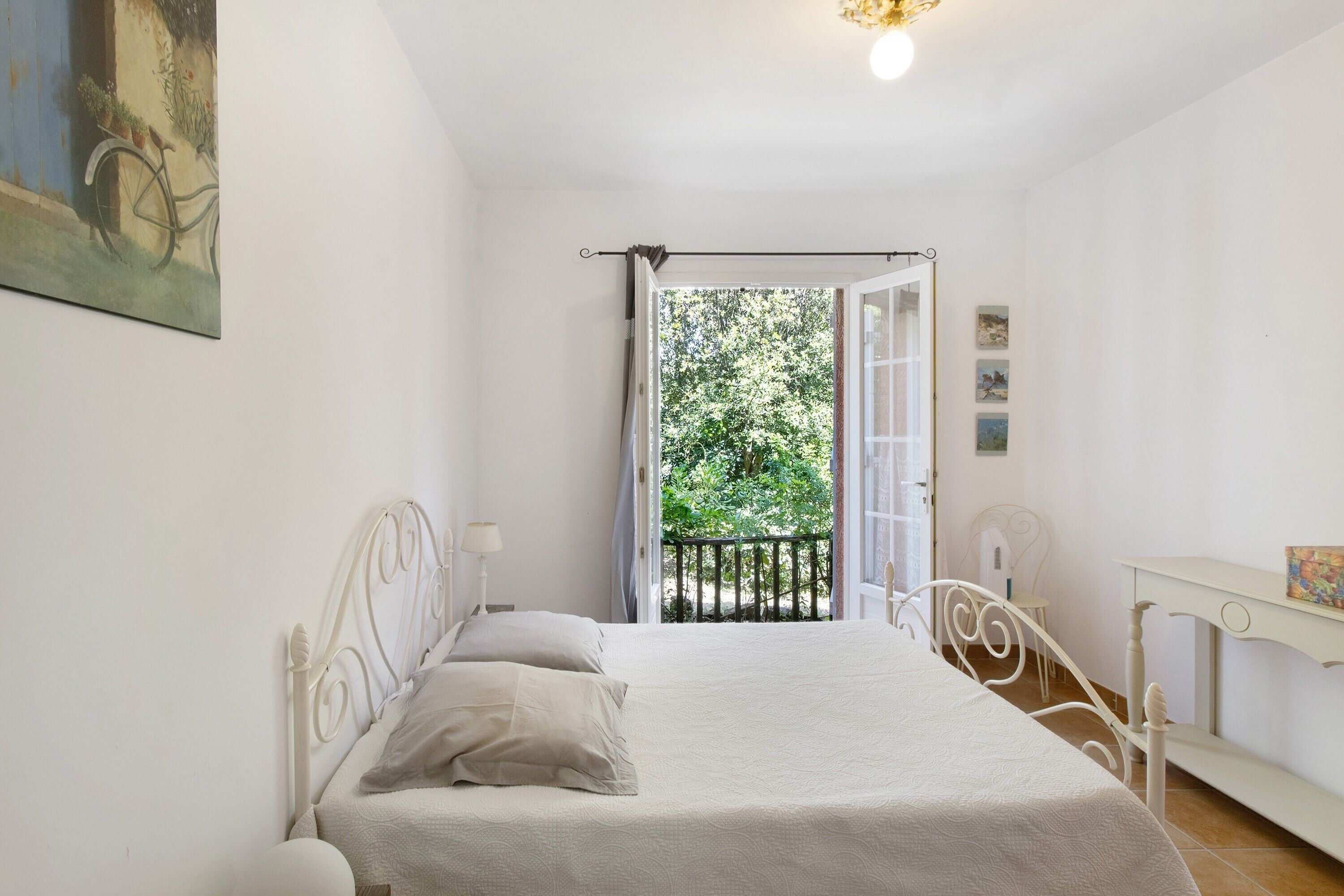 1 habitación, tabla de planchar con plancha, wifi y ropa de cama 
