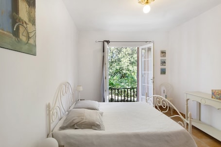 1 bedroom, iron/ironing board, WiFi, bed sheets. Holiday Home 'Gite U Casale, U Borgu' with Mountain View, Private Terrace and Wi-Fi