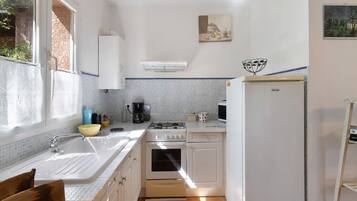 Geladeira, micro-ondas, fogão, cooktop