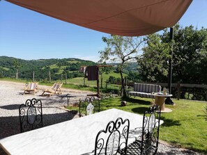 Outdoor dining - Gîte La Crouzette – Domaine Les Pla with Shared Pool, Private Terrace and Wi-Fi (Nauviale)