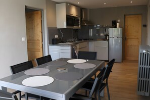 Dining - Gîte La Crouzette – Domaine Les Pla with Shared Pool, Private Terrace and Wi-Fi (Nauviale)