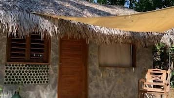 Cabana econômica, sacada, vista para o jardim | Fachada