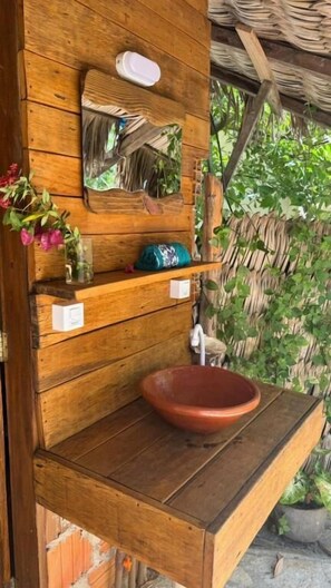 Cabaña económica, balcón, vista al jardín | Áreas de la propiedad