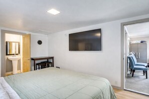 Room - Cozy 1-bedroom townhome in pleasant Fond du Lac with AC (Fond du Lac)