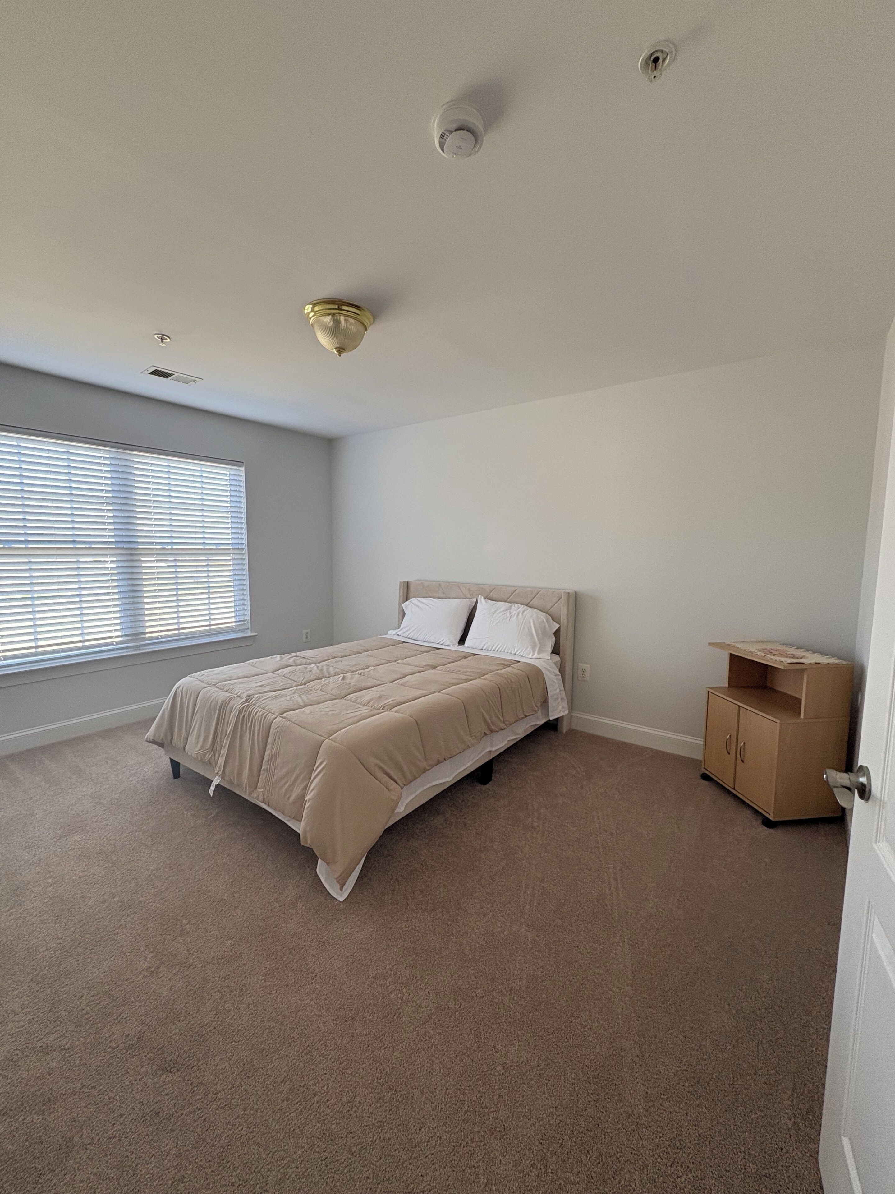 8 bedrooms, iron/ironing board, WiFi, bed sheets