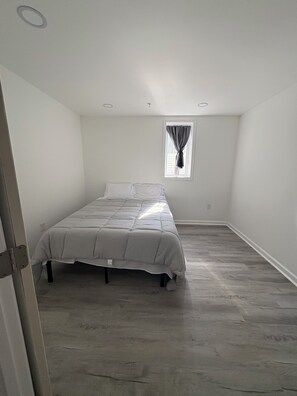 8 bedrooms, iron/ironing board, WiFi, bed sheets - Spacious 8-bedroom house for both small and large groups in Brandywine (Brandywine)