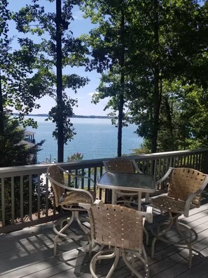 Outdoor dining - Cardinals Nest Smith Mountain Lake (Huddleston)