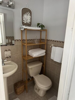 Bathroom - Beautiful 1-bedroom studio in Lake Worth Beach with private entrance and patio (Lake Worth Beach)