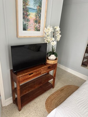 Room - Beautiful 1-bedroom studio in Lake Worth Beach with private entrance and patio (Lake Worth Beach)