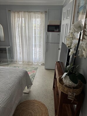 Room - Beautiful 1-bedroom studio in Lake Worth Beach with private entrance and patio (Lake Worth Beach)