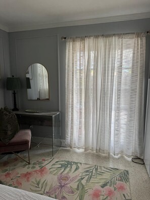 Room - Beautiful 1-bedroom studio in Lake Worth Beach with private entrance and patio (Lake Worth Beach)