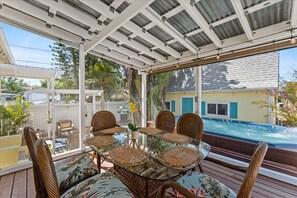 Outdoor dining - Steps to Sponge Docks - Compound + Guest House (Tarpon Springs)