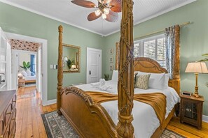 5 bedrooms, iron/ironing board, travel cot, free WiFi - Steps to Sponge Docks - Compound + Guest House (Tarpon Springs)