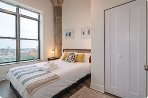 Room - Luxury 2BR Near McCormick Place & Lakefront with Paid Parking & Gym (Chicago)