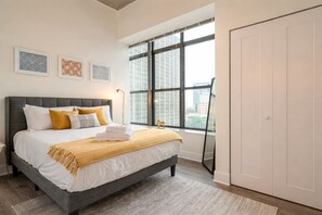 Room - Luxury 2BR Near McCormick Place & Lakefront with Paid Parking & Gym (Chicago)