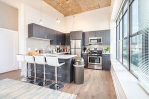 Private kitchen - Luxury 2BR Near McCormick Place & Lakefront with Paid Parking & Gym (Chicago)