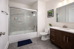 Bathroom - Luxury 2BR Near McCormick Place & Lakefront with Paid Parking & Gym (Chicago)