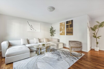 Spacious Luxury Retreat Sleeps 16 • Prime Area • Free Parking • Near NYC