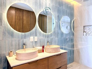 Shower, hair dryer, towels, shampoo - 2BR Oceanfront 10 steps of sandy beach (Bucerías)